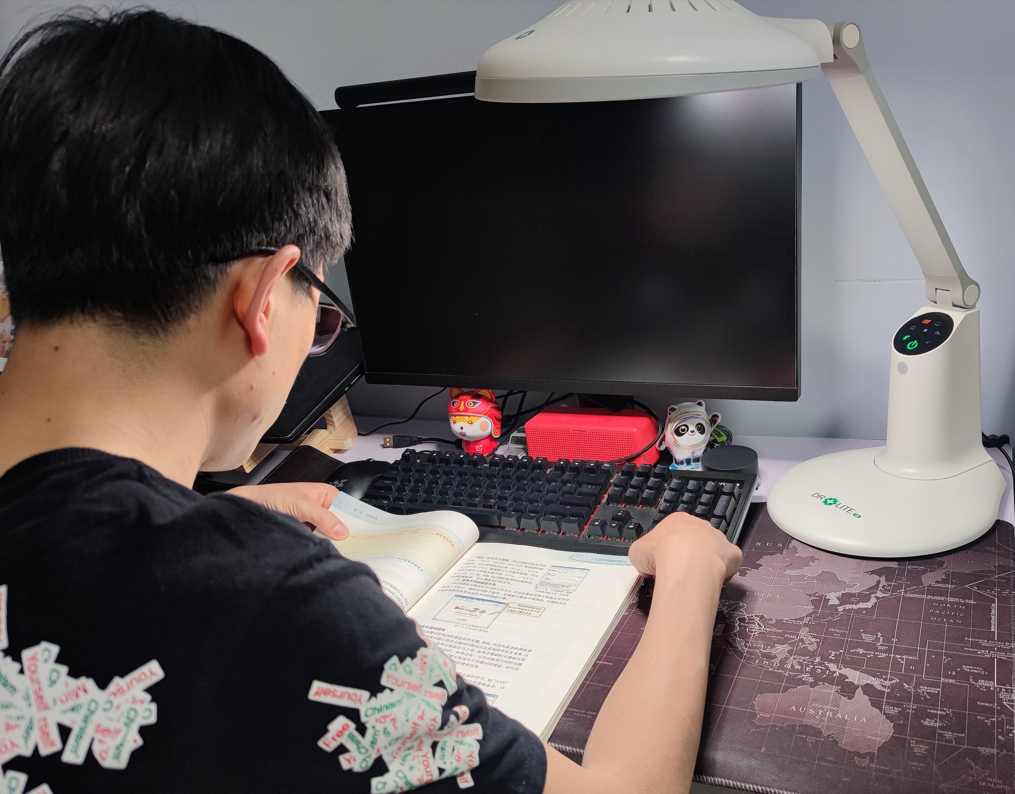 阅读灯，汽车夜间驾驶的明亮伙伴